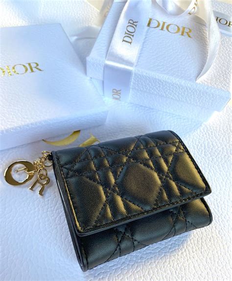 dior ロータスウォレット 口コミ|Dior ロータスウォレット：口コミ、評判とその人気色や特徴を解説.